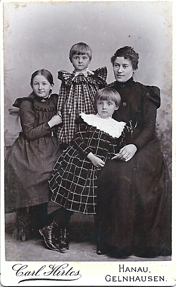 Sophie Bell mit ihren Nichten Christel Bell und Suse Geis